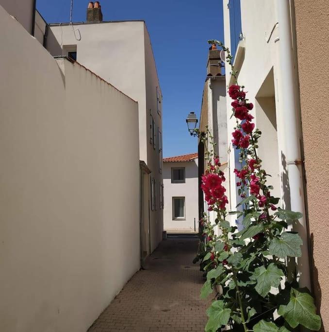APPT COSY 2* HYPER-CENTRE à 2 pas de la plage + PARKING inclus  Les Sables-dʼOlonne Extérieur photo