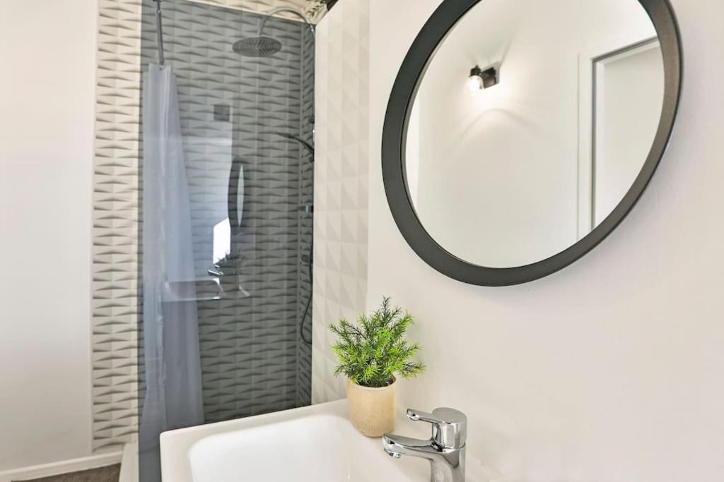APPT COSY 2* HYPER-CENTRE à 2 pas de la plage + PARKING inclus  Les Sables-dʼOlonne Extérieur photo